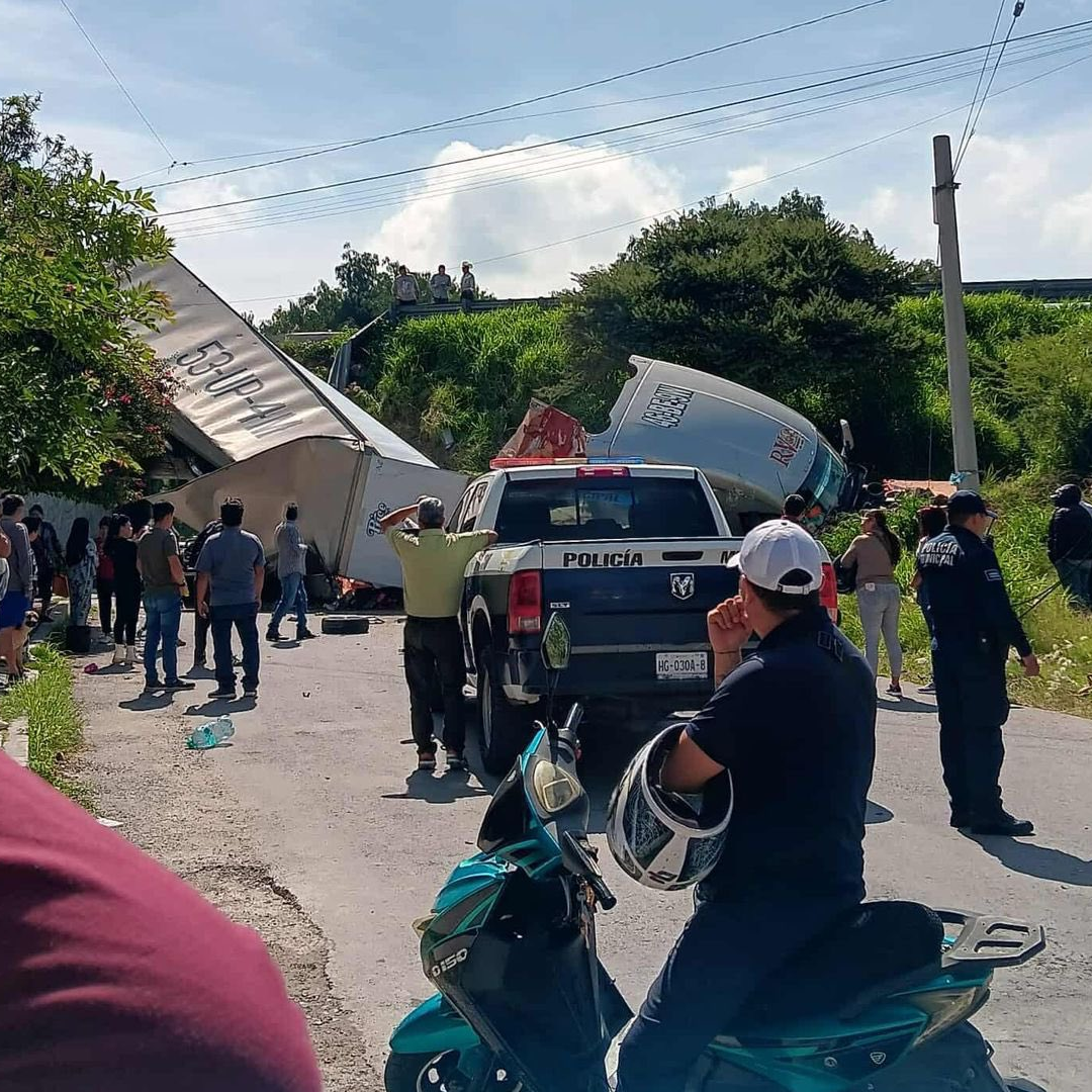 Tráiler siniestrado visto desde un costado en Tepeji