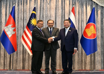 Ministros de Tailandia y Camboya estrechan la mano tras acuerdo