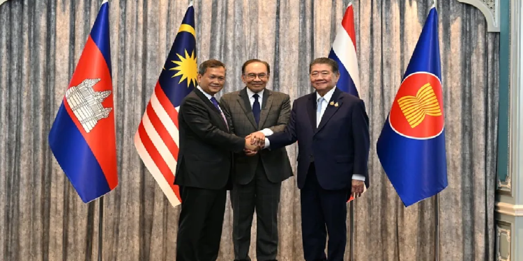 Ministros de Tailandia y Camboya estrechan la mano tras acuerdo