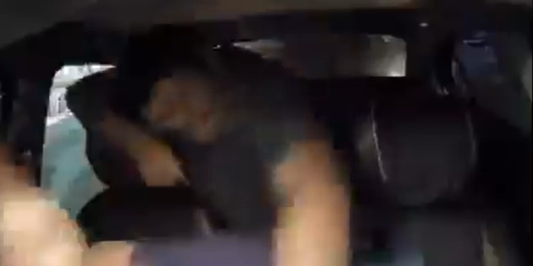 Taxistas golpean a conductor de Uber en Monterrey