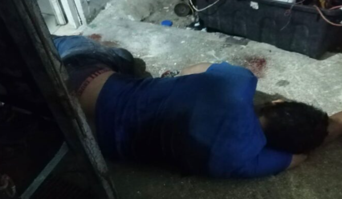 Hombre tendido en el piso tras ataque en Villas del Sol