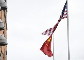 Banderas de Estados Unidos y China ondeando juntas en Estocolmo