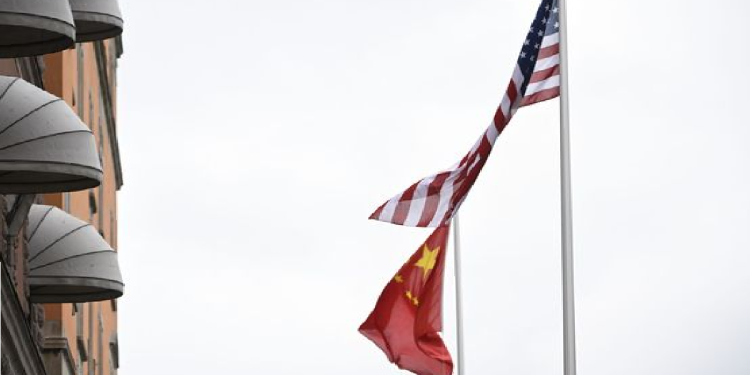 Banderas de Estados Unidos y China ondeando juntas en Estocolmo