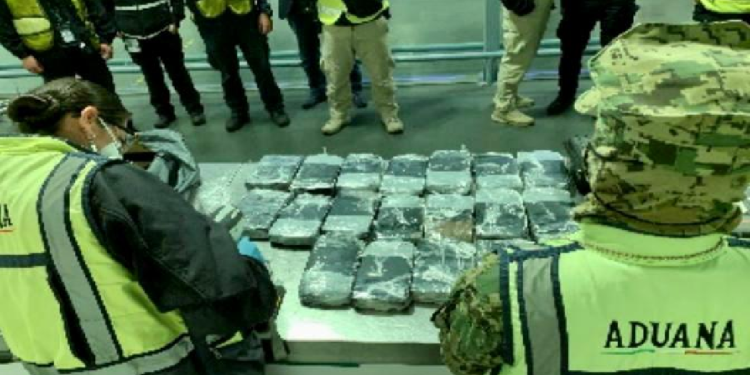 oficiales de aduanas permitieron ingreso de drogas desde México