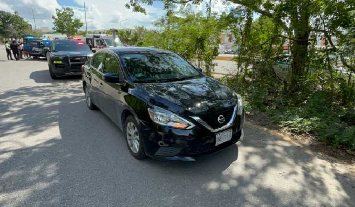 Auto Nissan negro involucrado en choque en Playa del Carmen