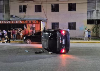 Conductor ebrio vuelca en la región 251 de Cancún