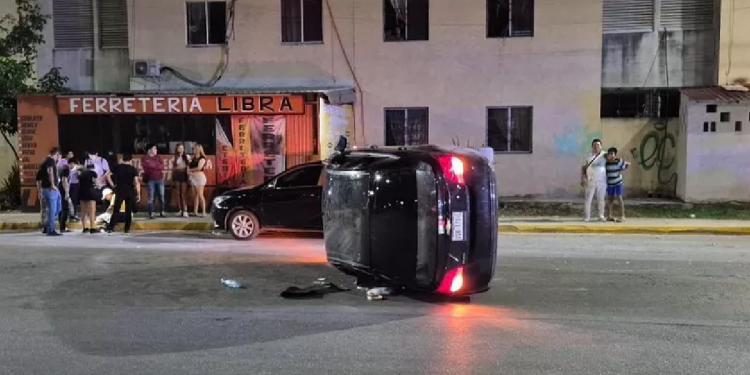 Conductor ebrio vuelca en la región 251 de Cancún