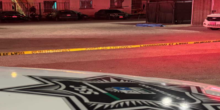 Cuerpo sin vida en estacionamiento tras ataque en la Región 259