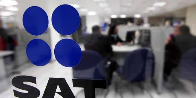 Fachada de oficina del SAT en Cancún con logotipo visible