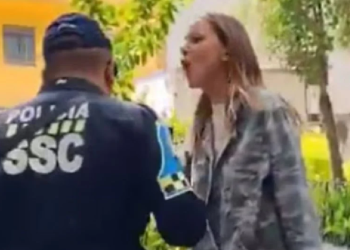 Mujer conocida como Lady Racista grita insultos al oficial en la colonia Condesa