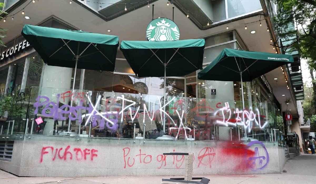 Fachada de Starbucks vandalizada con grafitis en colonia Hipódromo, CDMX