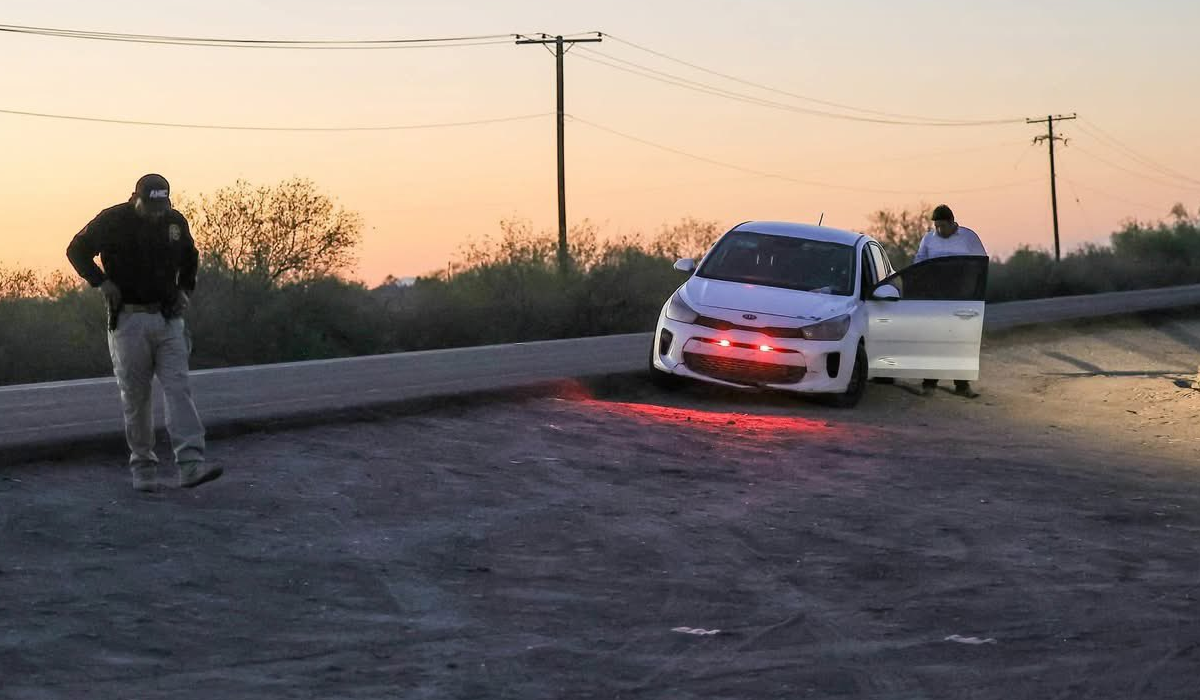 Testigo conversa con oficial en la escena del crimen en Hermosillo