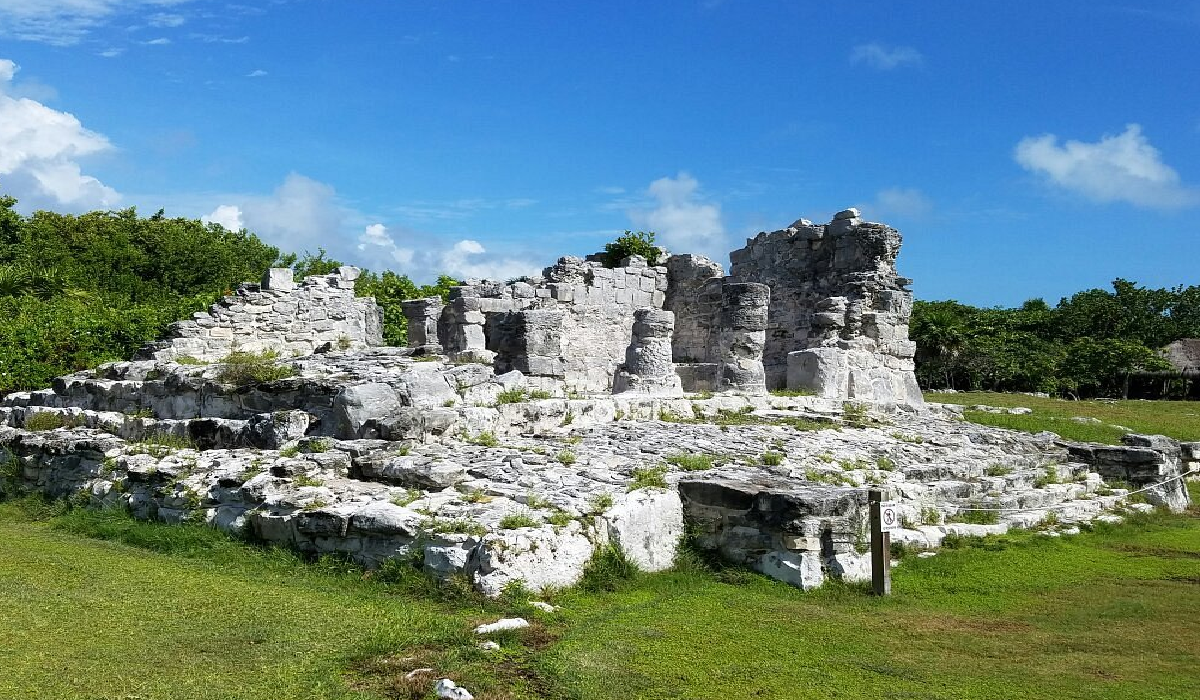 Ruinas mayas en la Zona Arqueológica El Rey