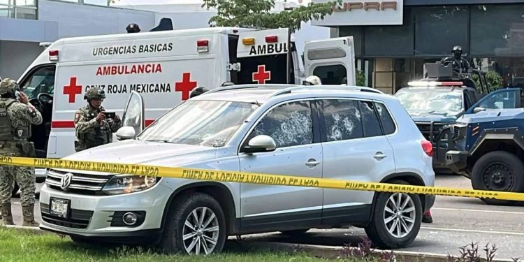 Vehículo blindado del Comandante Nitro en Culiacán tras ataque armado