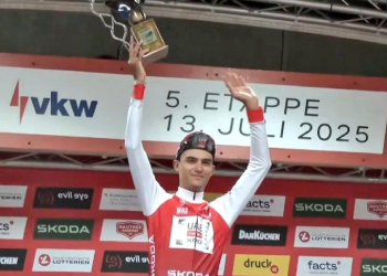 Isaac del Toro alza el trofeo tras ganar el Tour de Austria 2025