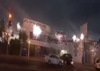Explosión simultánea de postes de luz durante el colapso eléctrico en Comalcalco