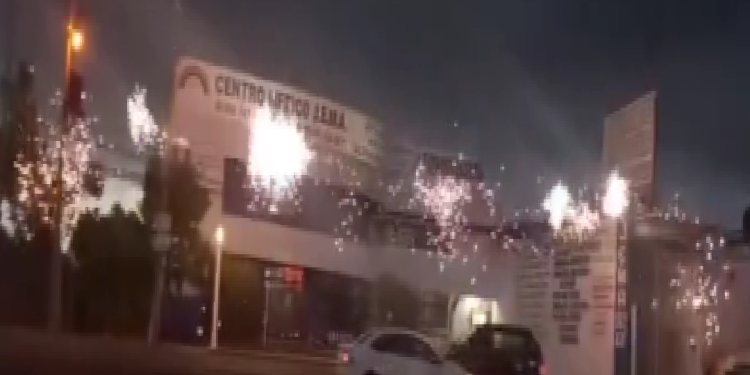 Explosión simultánea de postes de luz durante el colapso eléctrico en Comalcalco