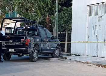 Autoridades acordonan área tras intento de feminicidio en Cancún en la Supermanzana 76.
