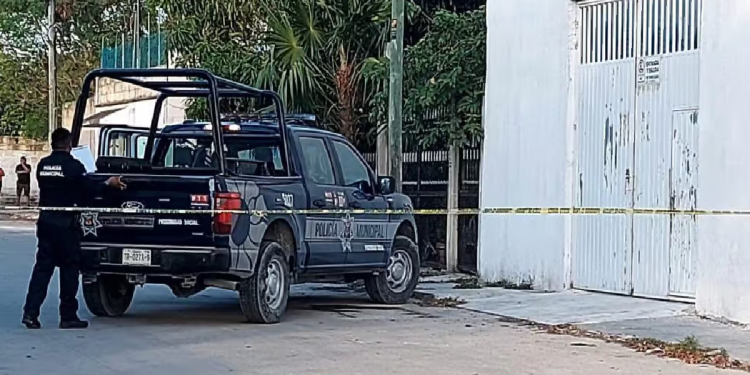 Autoridades acordonan área tras intento de feminicidio en Cancún en la Supermanzana 76.
