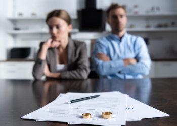 Dos personas firmando el acta de divorcio exprés en Cancún.