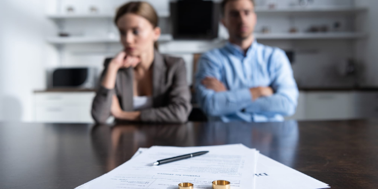 Dos personas firmando el acta de divorcio exprés en Cancún.