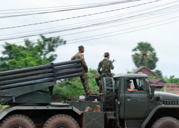 Soldados tailandeses operan sistema de misiles cerca de la frontera con Camboya