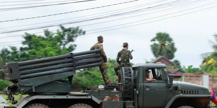 Soldados tailandeses operan sistema de misiles cerca de la frontera con Camboya