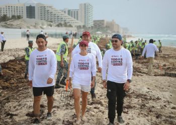Ana Paty Peralta, al encabezar la primer limpieza simultánea de playas en Cancún