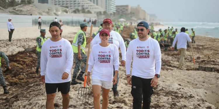 Ana Paty Peralta, al encabezar la primer limpieza simultánea de playas en Cancún