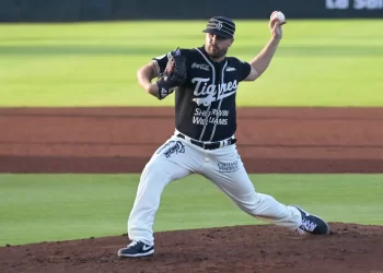 Lanzador de Tigres de Cancún en el montículo durante el juego ante Tecolotes