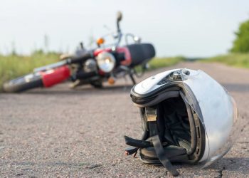 Casco tirado en el suelo tras accidente de motocicleta