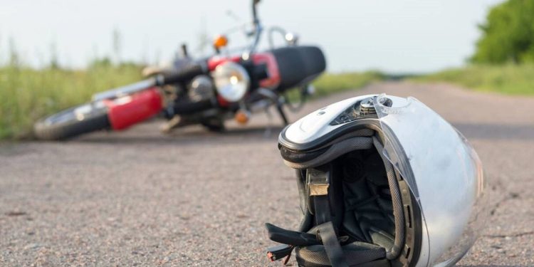 Casco tirado en el suelo tras accidente de motocicleta