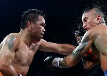 Pacquiao conecta golpe a Mario Barrios en pelea de boxeo 2025