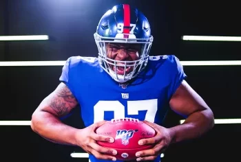 Dexter Lawrence posa con un balón en uniforme de los Giants