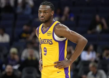Bronny James con uniforme de los Lakers durante partido de preparación