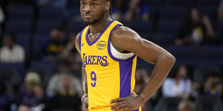 Bronny James con uniforme de los Lakers durante partido de preparación