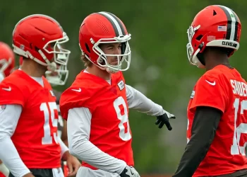 Kenny Pickett y Shedeur Sanders entrenando con los Cleveland Browns en la temporada 2025