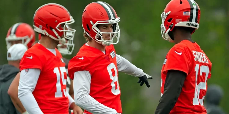Kenny Pickett y Shedeur Sanders entrenando con los Cleveland Browns en la temporada 2025