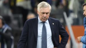Carlo Ancelotti pensativo durante un partido del Real Madrid