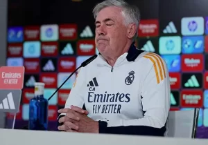 Ancelotti en rueda de prensa con expresión preocupada
