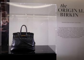 Bolso “Birkin original” en vitrina durante subasta histórica en julio de 2025