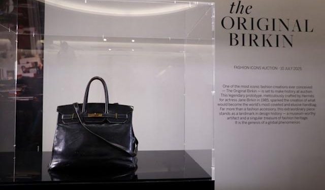 Bolso “Birkin original” en vitrina durante subasta histórica en julio de 2025