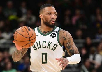 : Damian Lillard en acción con el uniforme de los Milwaukee Bucks durante un partido de la NBA