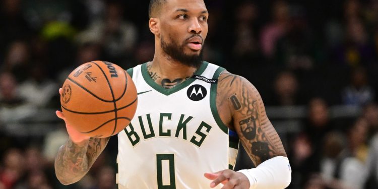 : Damian Lillard en acción con el uniforme de los Milwaukee Bucks durante un partido de la NBA