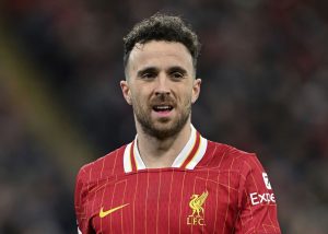 Primer plano de Diogo Jota con el uniforme del Liverpool