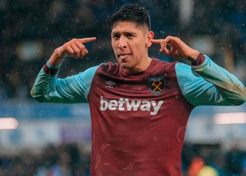 Edson Álvarez en uniforme del West Ham durante partido de Premier League 2025
