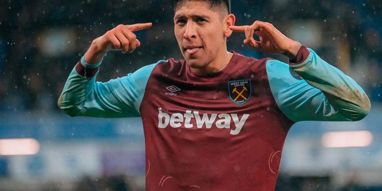 Edson Álvarez en uniforme del West Ham durante partido de Premier League 2025