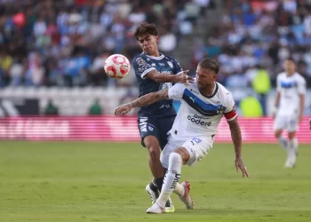 Elias Montiel y Sergio Ramos disputan el balón en el Apertura 2025 de la Liga MX