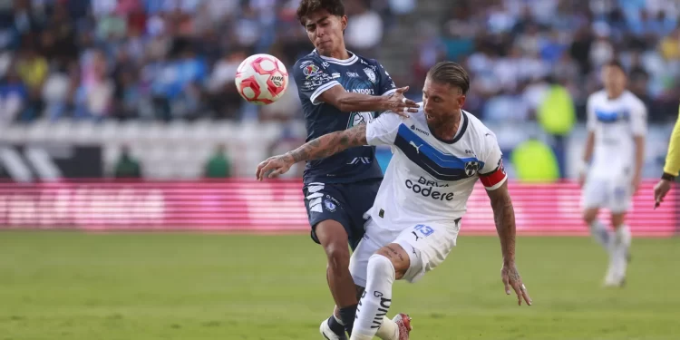 Elias Montiel y Sergio Ramos disputan el balón en el Apertura 2025 de la Liga MX