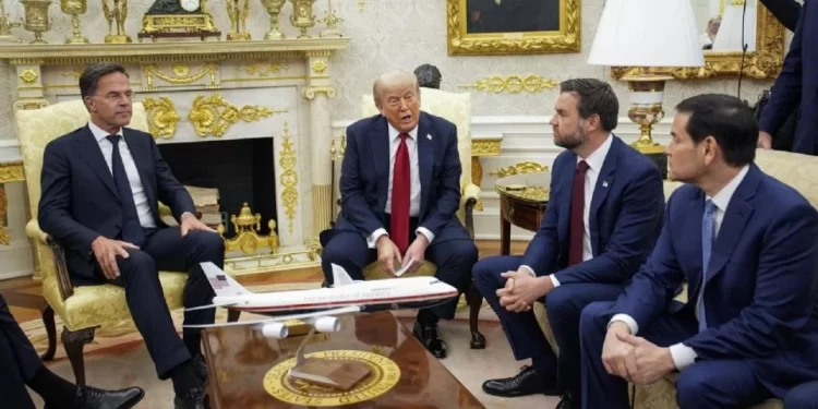 Trump amenaza con arancel indirecto del 100% a Rusia si no logra un acuerdo de paz con Ucrania en 50 días